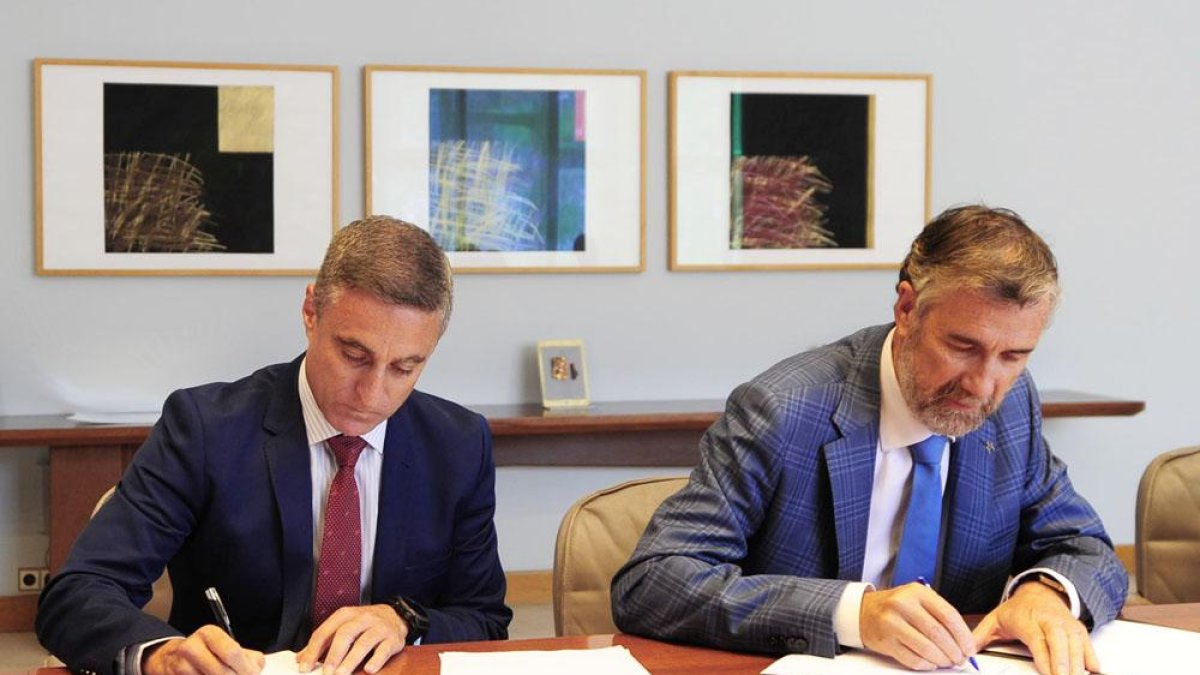 Rafael Barbero, director de la Fundación Caja de Burgos, y Manuel Pérez, rector de la UBU, durante la firma.-ISRAEL L. MURILLO