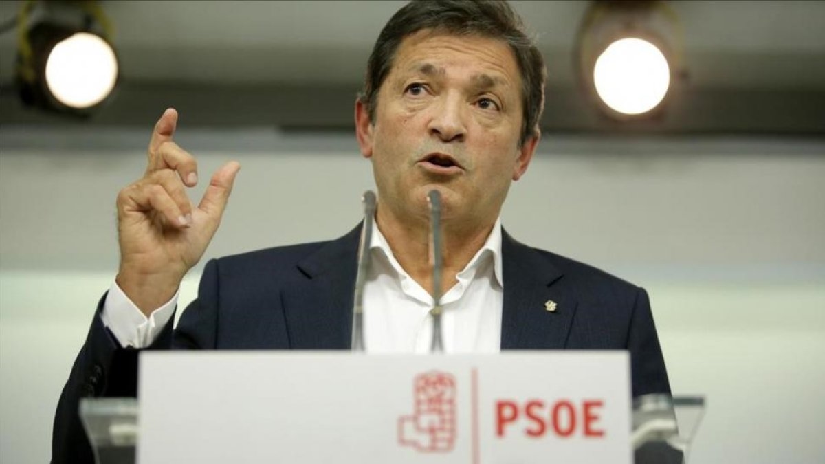 Javier Fernández, en la rueda de prensa que ofreció este lunes.-JOSÉ LUIS ROCA