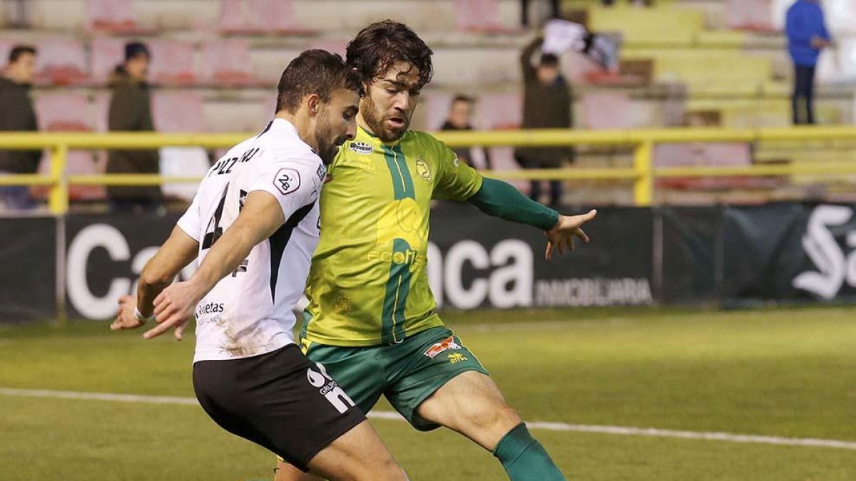 Pizzorno realiza un pase ante la presión de un jugador del Unionistas.-SANTI OTERO