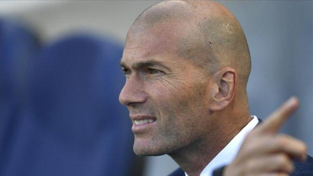Zidane, en Anoeta durante el partido del Madrid contra la Real Sociedad.-AP / ALVARO BARRIENTOS