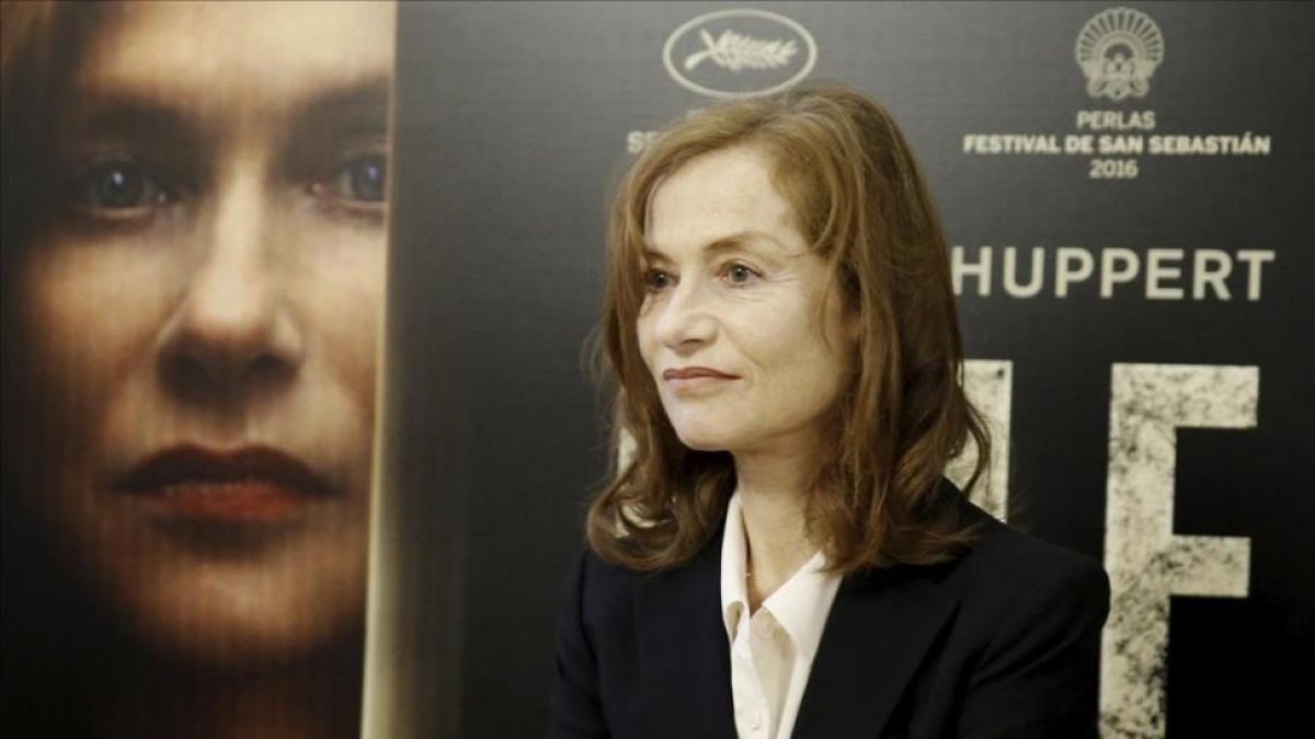 La actriz francesa Isabelle Huppert, posando en la presentación de 'Elle', en el festival de cine de San Sebastián.-EFE / JUAN HERRERO