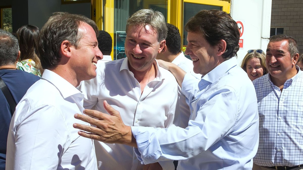 El presidente del PP de Castilla y León, Alfonso Fernández Mañueco, ayer en la apertura del curso político en Burgos junto al presidente del PP burgalés, Borja Suárez, y el senador Javier Lacalle. ICAL