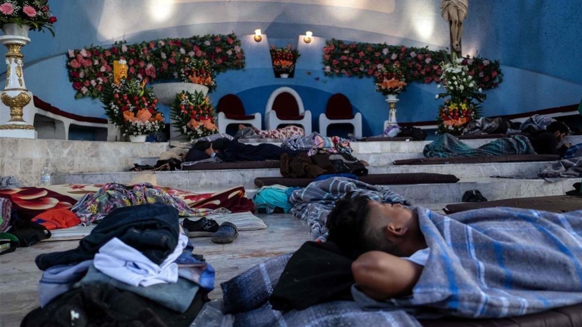 Migrantes en rumbo a EEUU descansando-GUILLERMO ARIAS