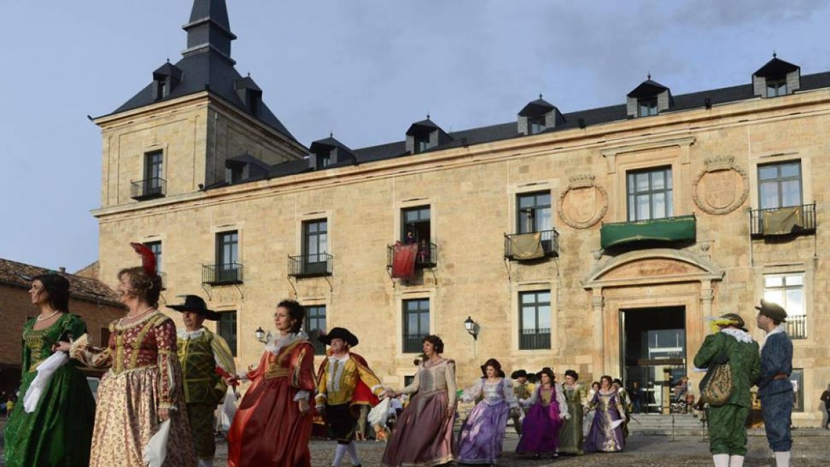 El baile barroco en la plaza Mayor con el parador como telón de fondo convierte este evento en espectacular, donde los vecinos rememoran aquellas fiestas.-ICAL