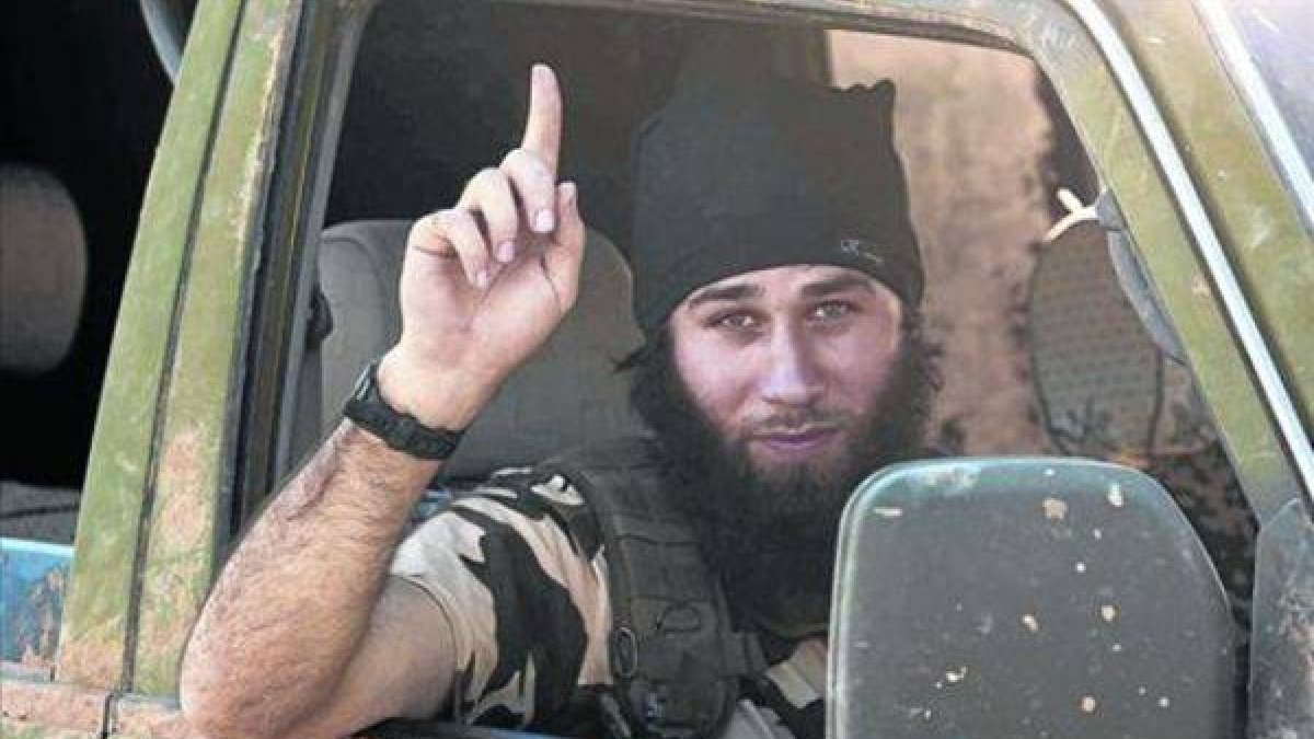 En Siria 8 Un combatiente del Estado Islámico en las afueras de Kobani, ayer.-Foto: REUTERS