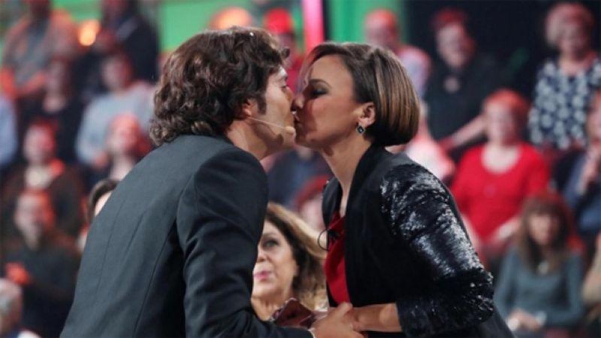 David Guapo y Chenoa se dan un 'pico' en el plató de 'Tu cara me suena'.-A3