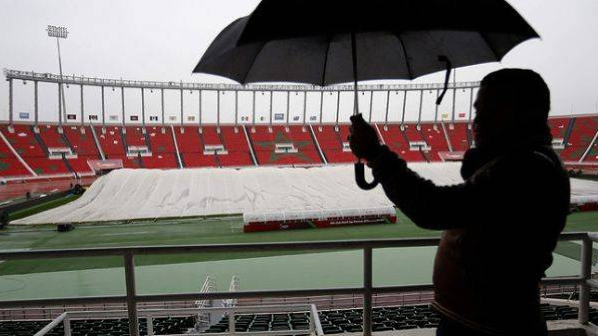 El césped del estadio Moulay Abdellah, donde el Madrid debía disputar el partido, cubierto con una lona.-Foto: EFE / CHEMA MOYA