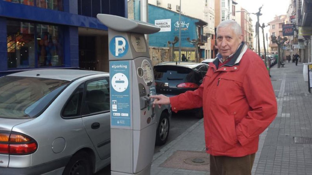 Un usuario de la ORA saca el ticket para su vehículo.-L. V.