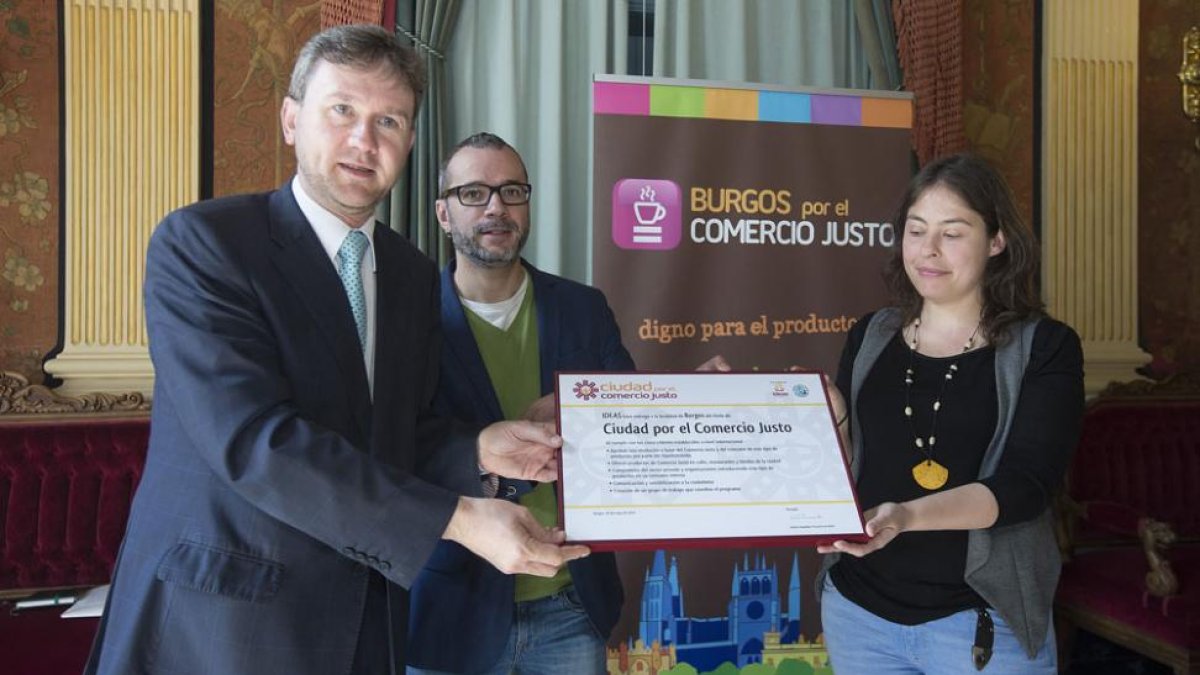Javier Lacalle y Verónica Ibáñez recibiendo el distintivo de manos de Carlos Céspedes.-RAÚL G. OCHOA
