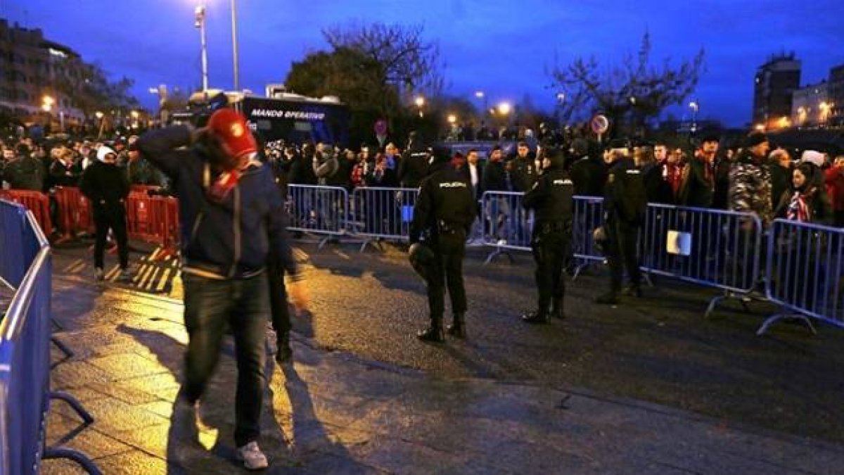 La Policía Nacional vigila los accesos al Calderón, el domingo pasado.-Foto: EL PERIÓDICO