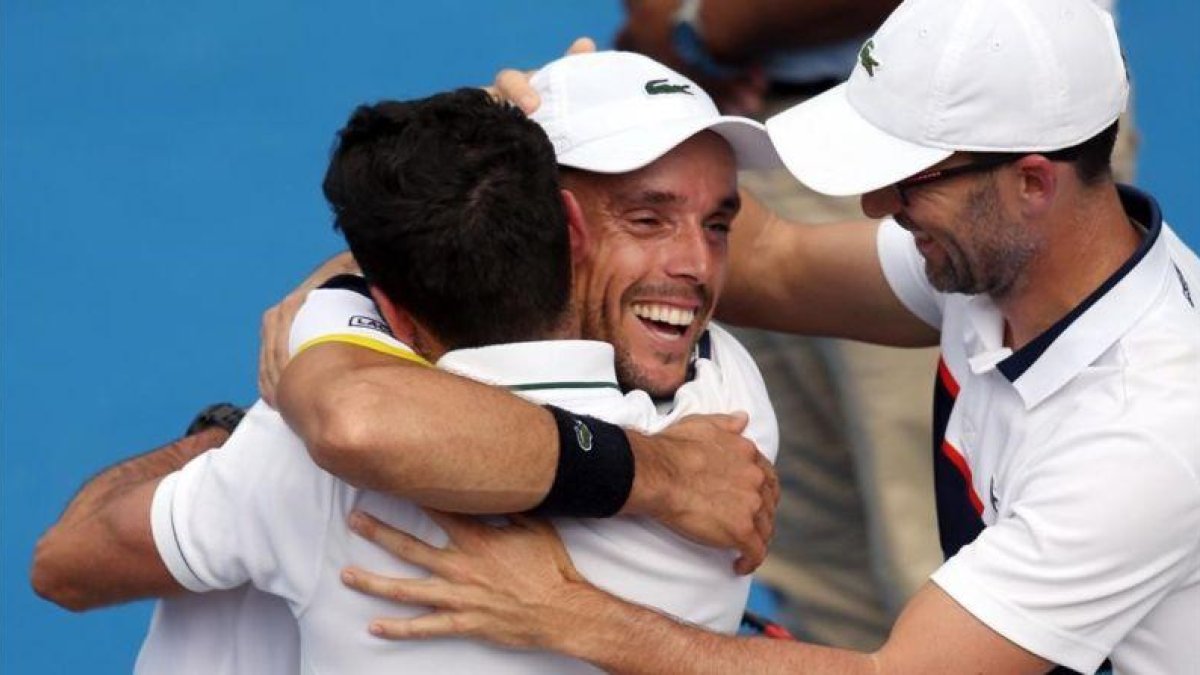 Roberto Bautista se abraza a todo su equipo tras ganar la final del torneo de Auckland frente al argentino Juan Martin del Potro.-AFP / MICHAEL BRADLEY
