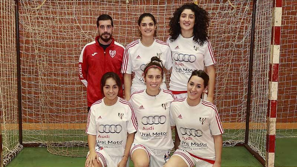 Plantilla del Hotel Ciudad de Burgos, que ocupa la séptima plaza en el torneo femenino-Raúl G. Ochoa