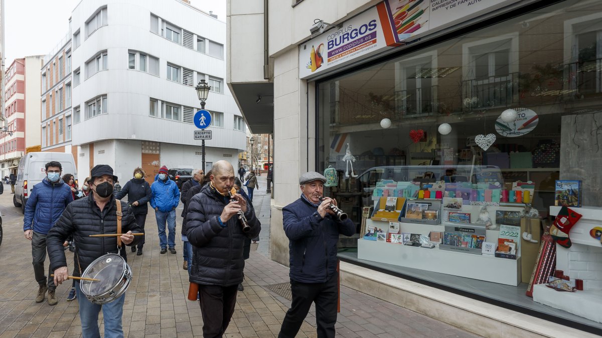 El pasacalles por el Comercio de proximidad se realizó en el barrio de San Pedro de la Fuente. SANTI OTERO