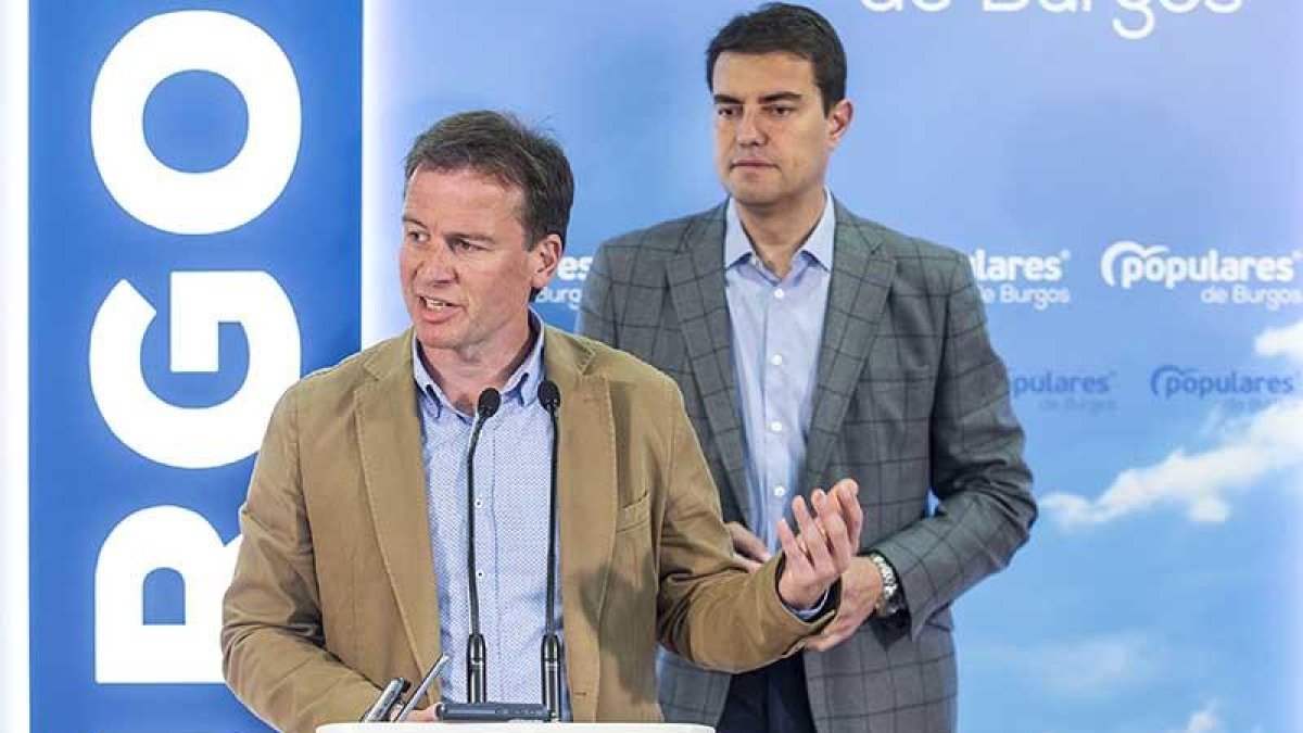 Borja Suárez, junto al coordinador del PP,Ángel Ibáñez.-SANTI OTERO