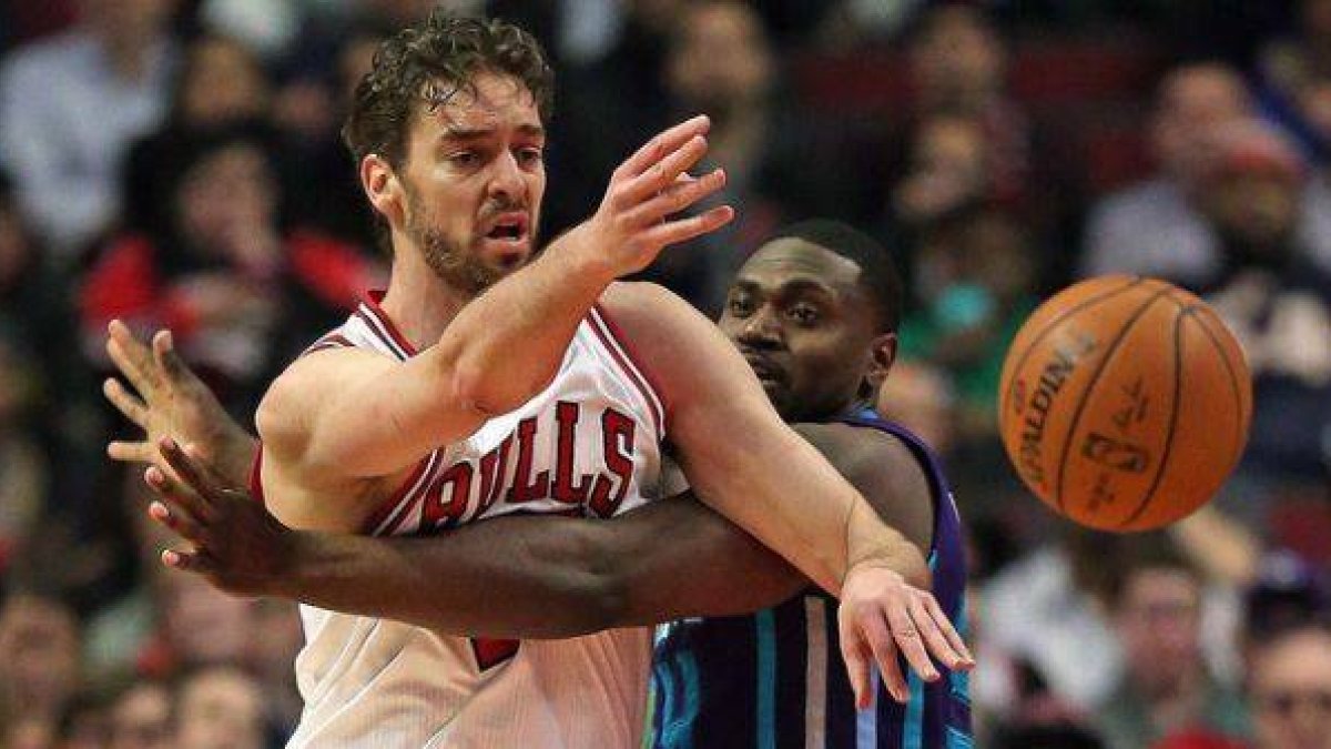 Pau Gasol y Jason Maxiell se disputan un balón en el partido que ha enfrentado a los Bulls y los Hornets en Chicago.-Foto: AFP / JONATHAN DANIEL