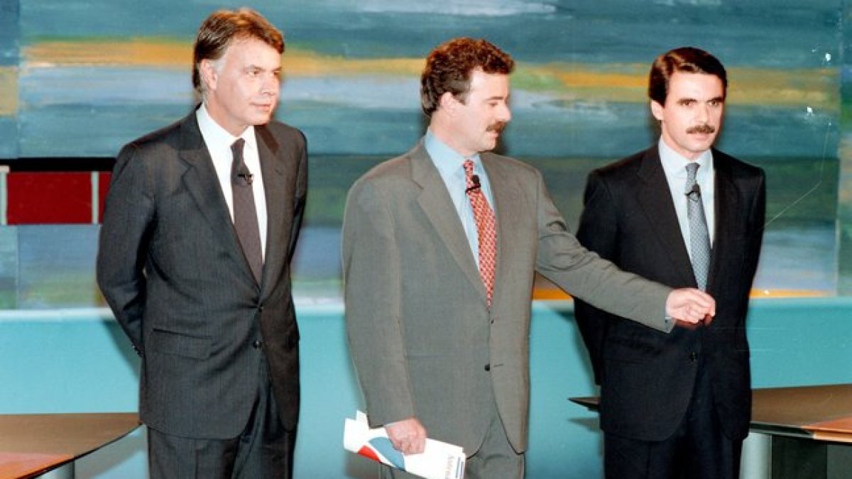 Felipe González y José María Aznar, junto a Manuel Campo, moderador del debate cara a cara entre los candidatos a la presidencia del Gobierno en el 1993.-PEPE ABASCAL (A3TV)