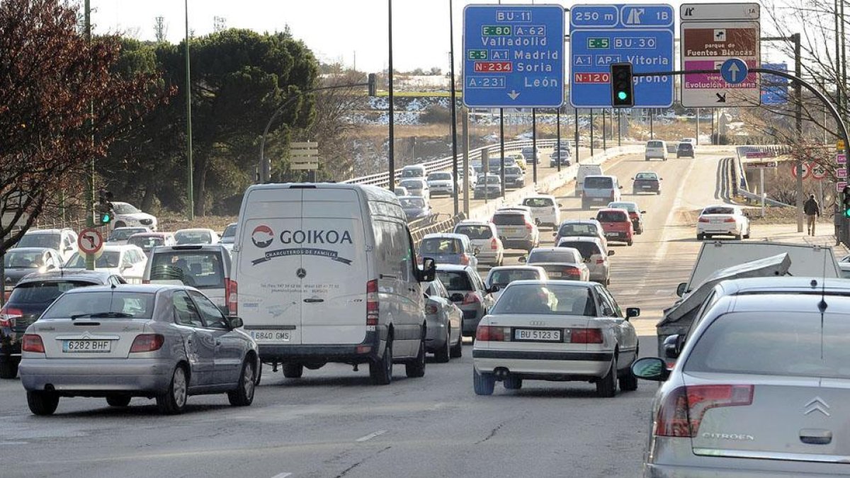 Imagen de vehículos circulando por la capital.-ISRAEL L. MURILLO