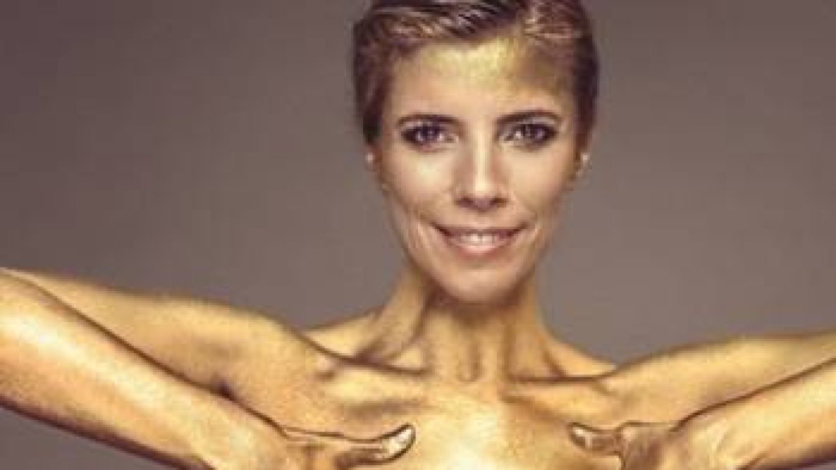 El desnudo dorado de Maribel Verdú para el reportaje de Harper's Bazaar.-Foto:   HARPER'S BAZAAR