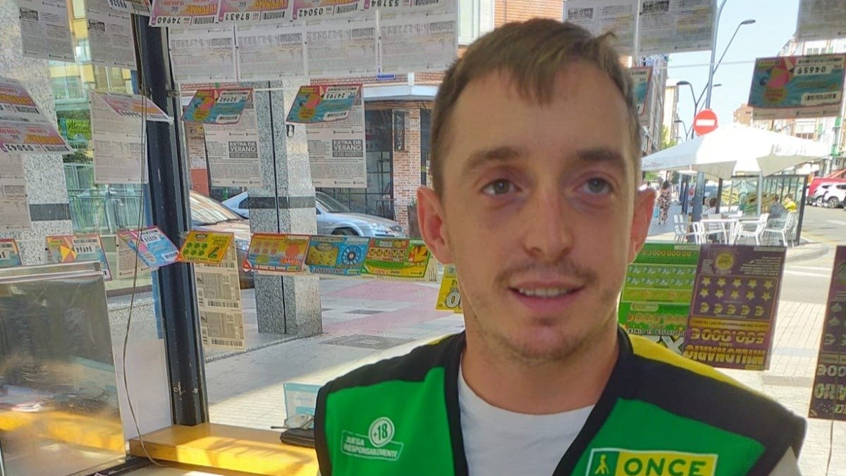 David García muestra un boleto del Megamillonario, juego en el que entregó un premio de 10.000 euros. ECB