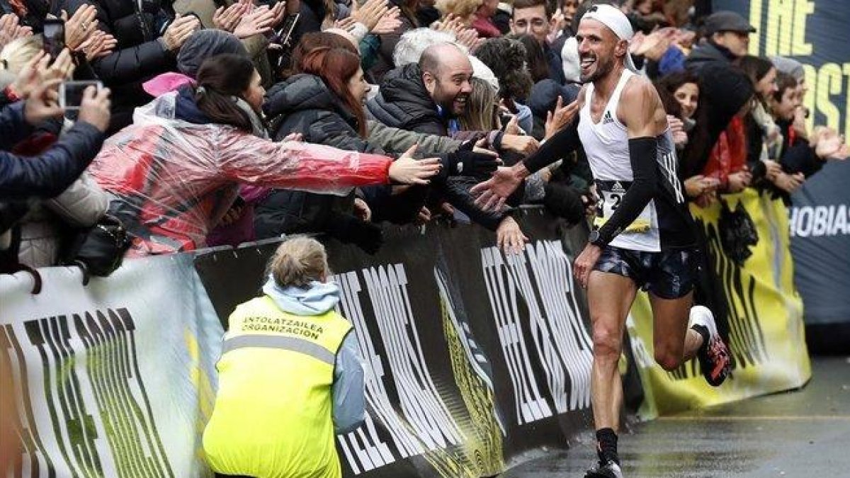 El atleta madrileño Chema Martínez saluda al público en la línea de meta.-EFE / JUAN HERRERO