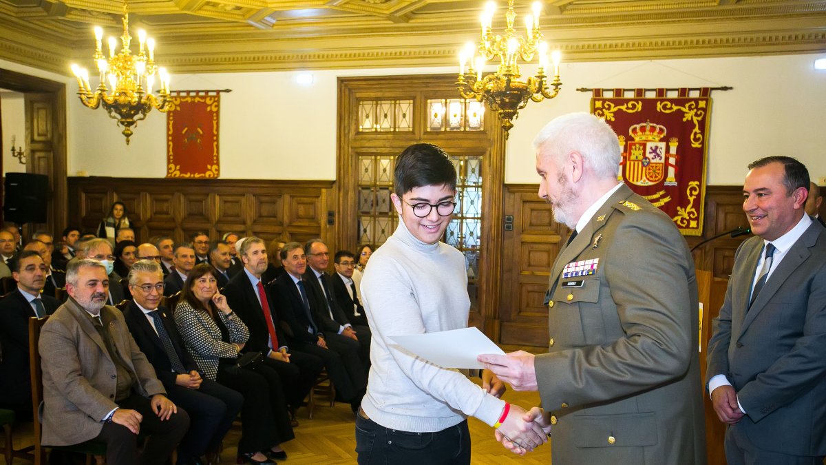 Daniel de Pablo, ganador del concurso ‘Carta a un militar’, recibe el diploma de manos del coronel Ramírez. TOMÁS ALONSO