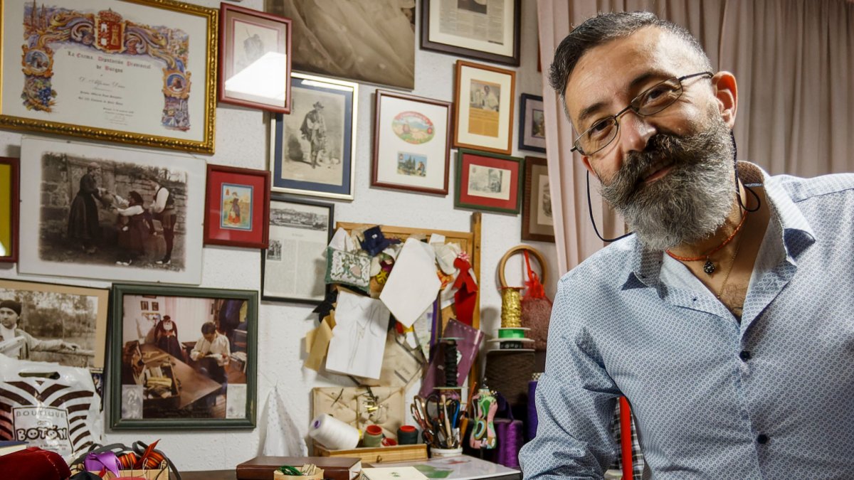 Alfonso Díez trabaja una prenda en el taller de costura que tiene en su domicilio. SANTI OTERO