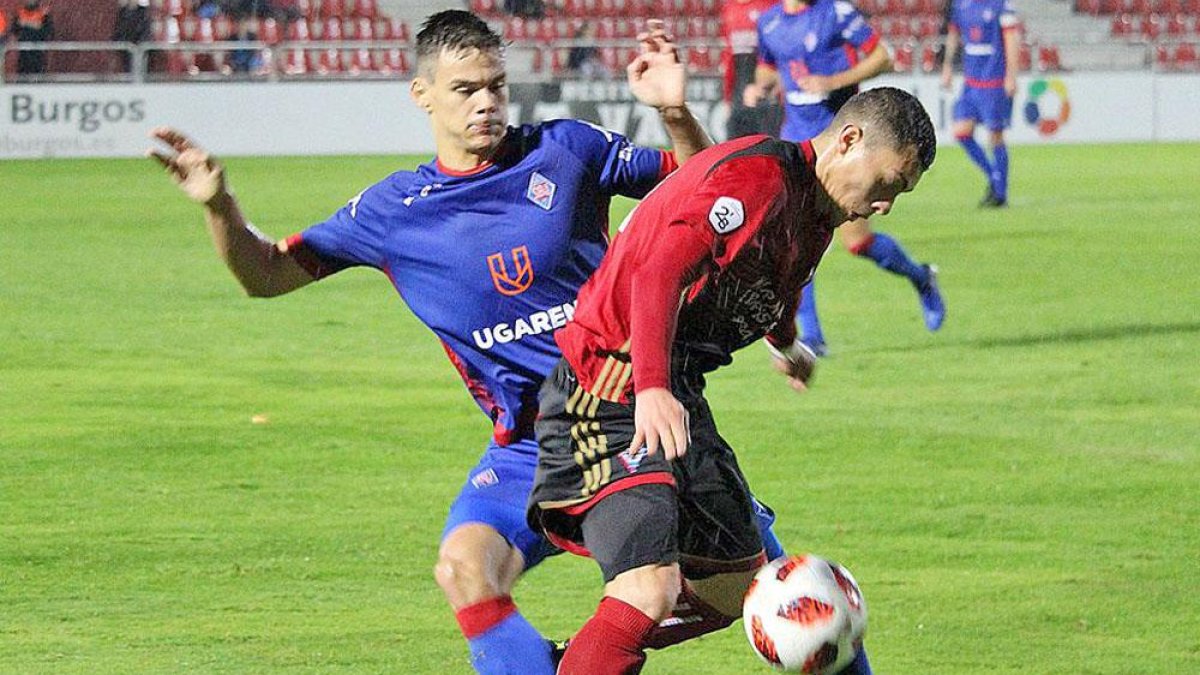 Yanis pugna un balón con un rival en el choque de ayer en Anduva-CD MIRANDÉS