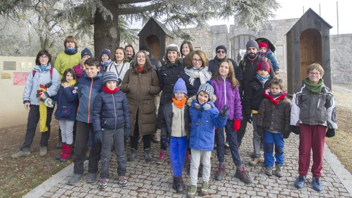 Los miembros de Rayuela posan en el Castillo preparados para un paseo interpretativo a través de los árboles singulares de Burgos. La excursión se celebró el pasado día 6.-ISRAEL L. MURILLO