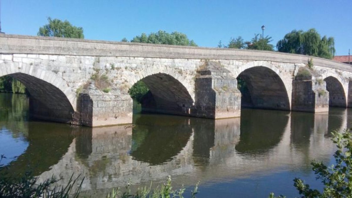 El puente de siete ojos vigila el paso del Arlanza por la localidad burgalesa de Puentedura.-ECB