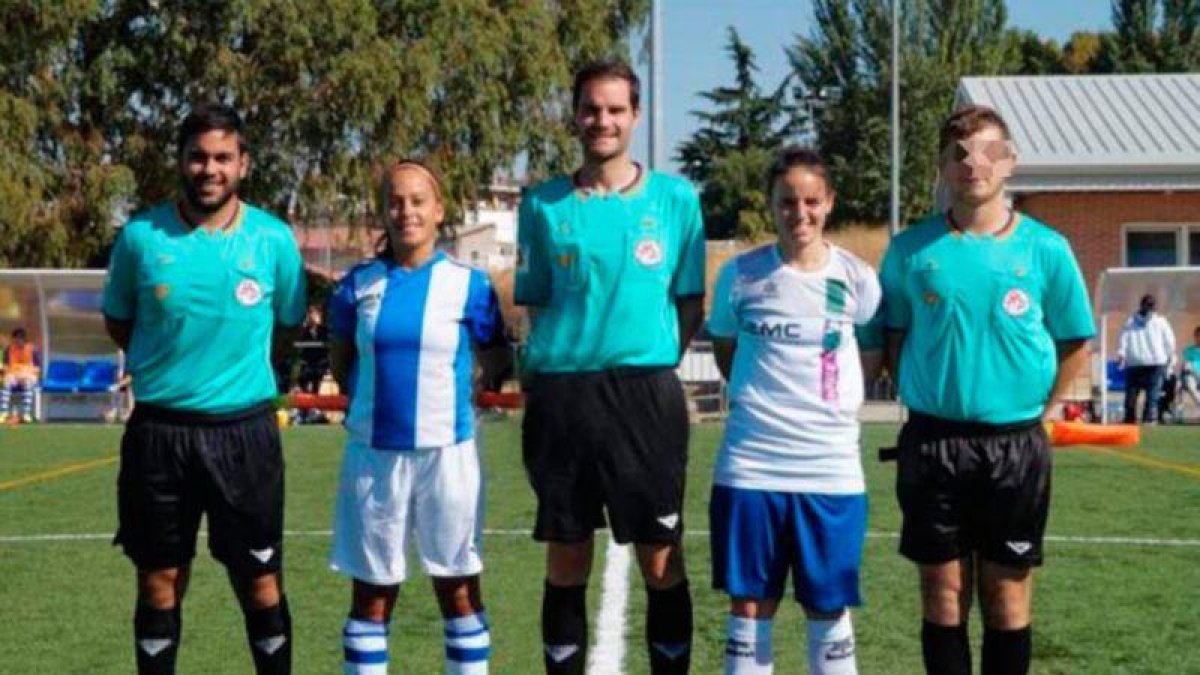 Las capitanas y el trío arbitral, antes del inicio del partido.-EL PERIÓDICO