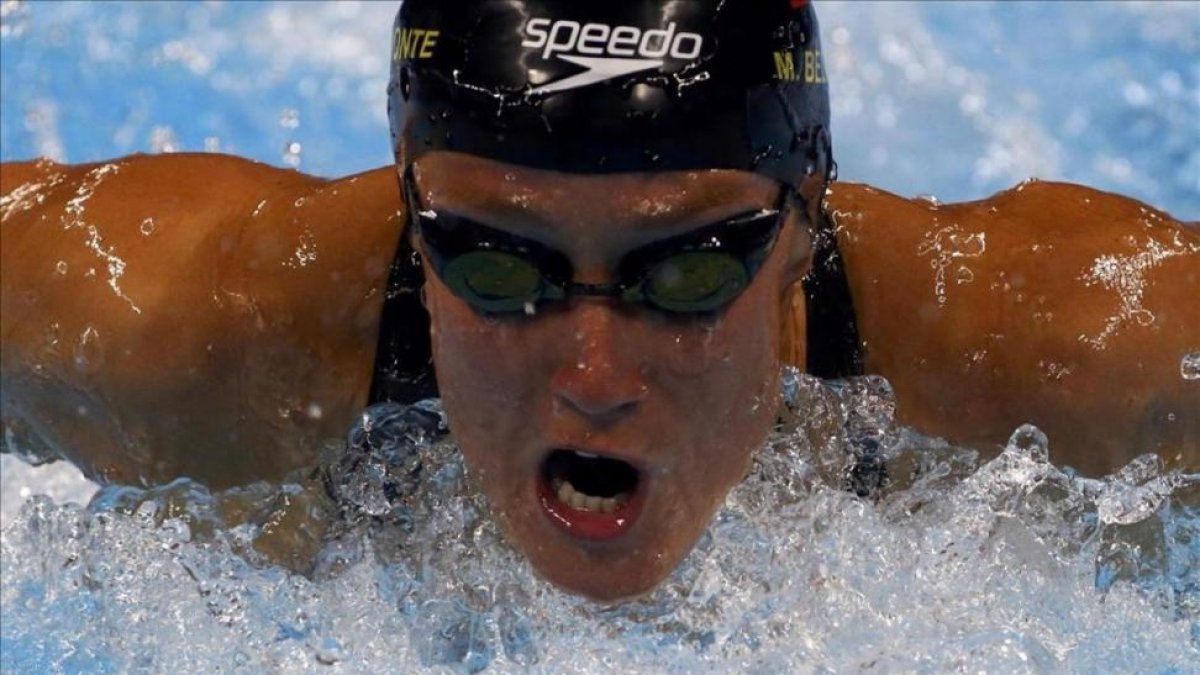 Mireia Belmonte se ha clasificado con muy buenas sensaciones y un gran dominio para las semifinales de los 200 mariposa, al meterse en primera posición y con el mejor tiempo de todos. La española ha marcado un registro de 2.06.64 minutos, por delante de l-REUTERS / DAVID GRAY