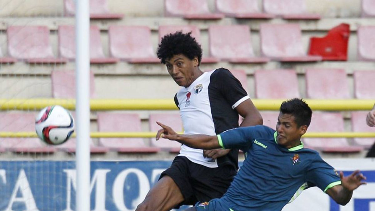 Iván Zarandona volverá al once inicial tras haberse perdido el choque ante la Cultural-Santi Otero