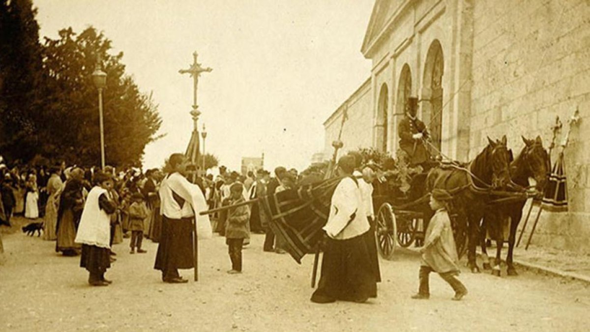 Cortejo fúnebre camino del Cementerio General Antiguo en 1893, en la capital burgalesa.-JUAN ANTONIO CORTÉS (ARCHIVO PROVINCIAL)