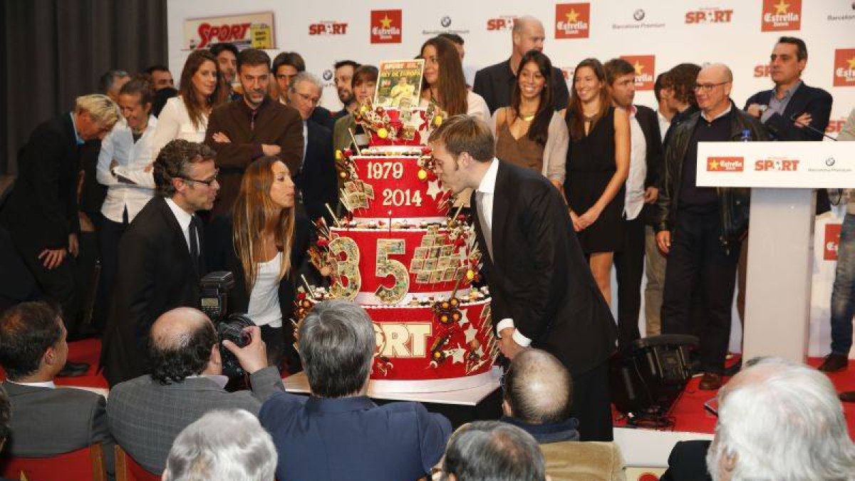 Antonio Asensio Mosbah (derecha), Gemma Mendual y Joan Vehils soplan las velas del pastel de aniversario.-Foto: JOSEP GARCÍA