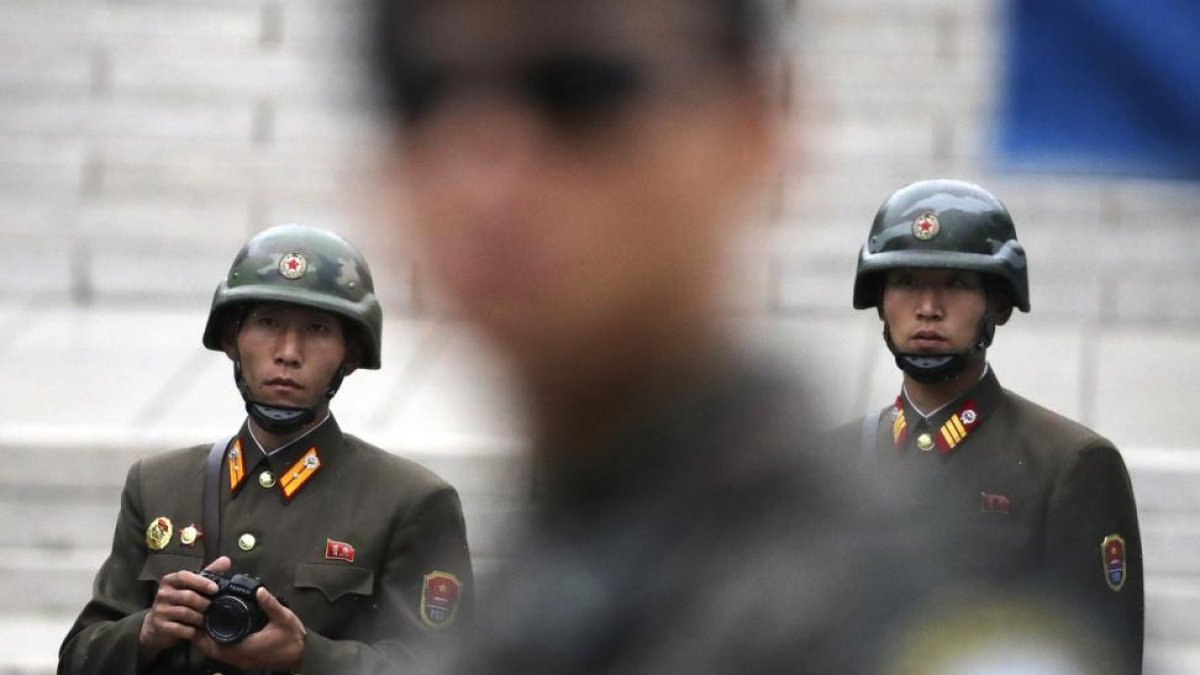 Soldados norcoreananos en la frontera con Corea del Sur.-LEE JIN-MAN