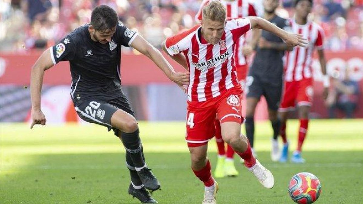 El partido entre el Girona y el Alcorcón se disputó con el balón rosa.-JOAN CASTRO/ICONNA