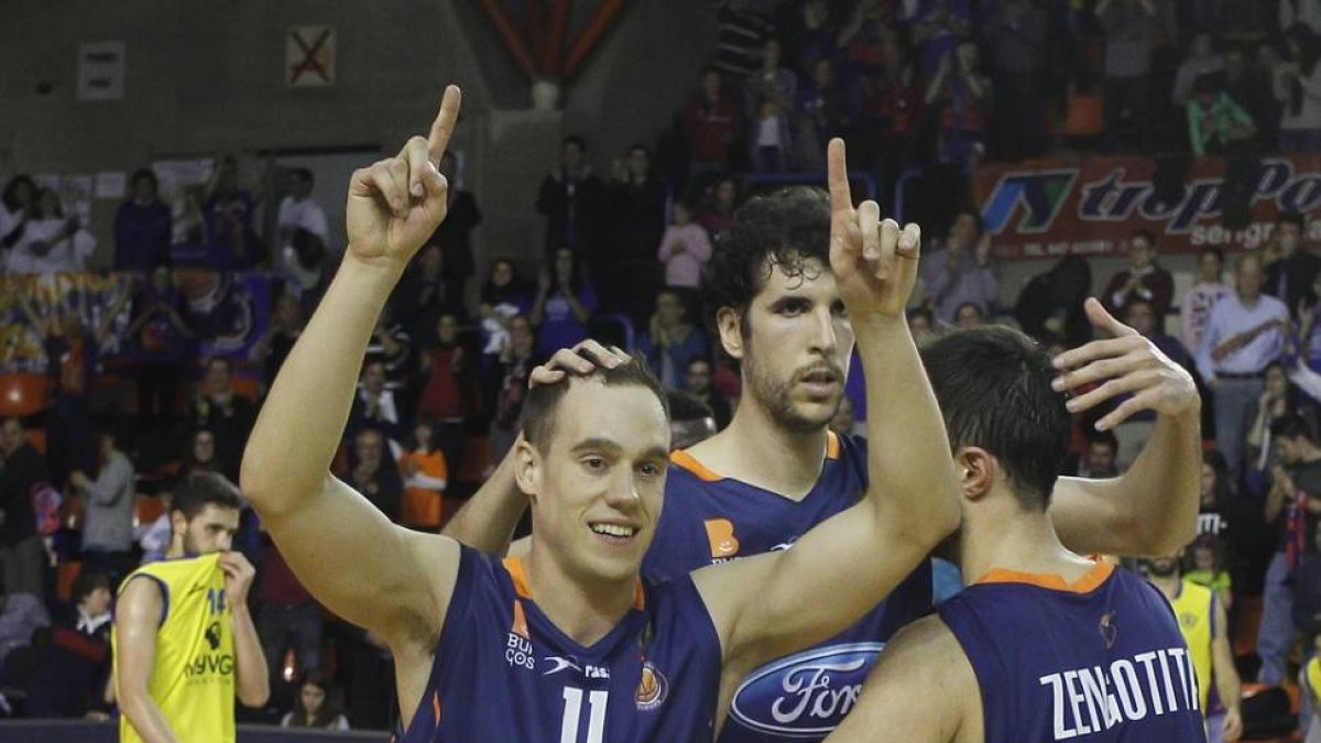 Anton Maresch celebra el título conseguido por el CB Tizona el pasado curso.-SANTI OTERO