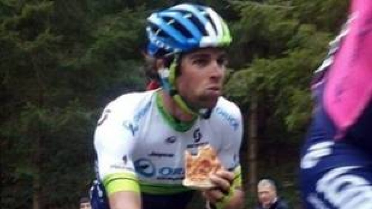 Matthews, con su porción de pizza en plena cuarta etapa de la Vuelta al País Vasco.-Foto: ANDER MARTIARENA