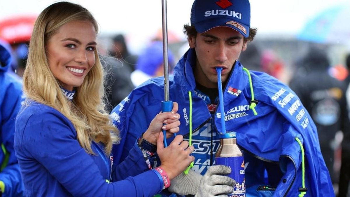 Alex Rins (Suzuki) espera, bajo lluvia, en la parrilla de Silverstone.-EFE/ TIM KEETON