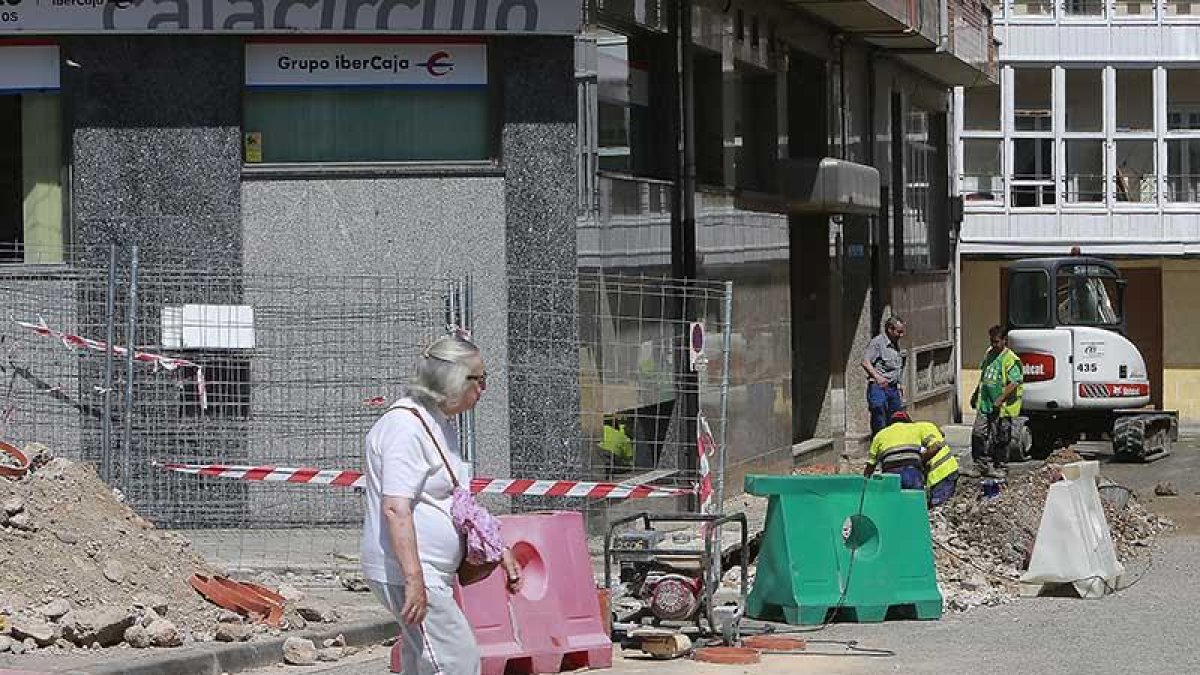 Una mujer cruza el paso de peatones en la calle Tenerías, en San Pedro de la Fuente.-RAÚL G. OCHOA