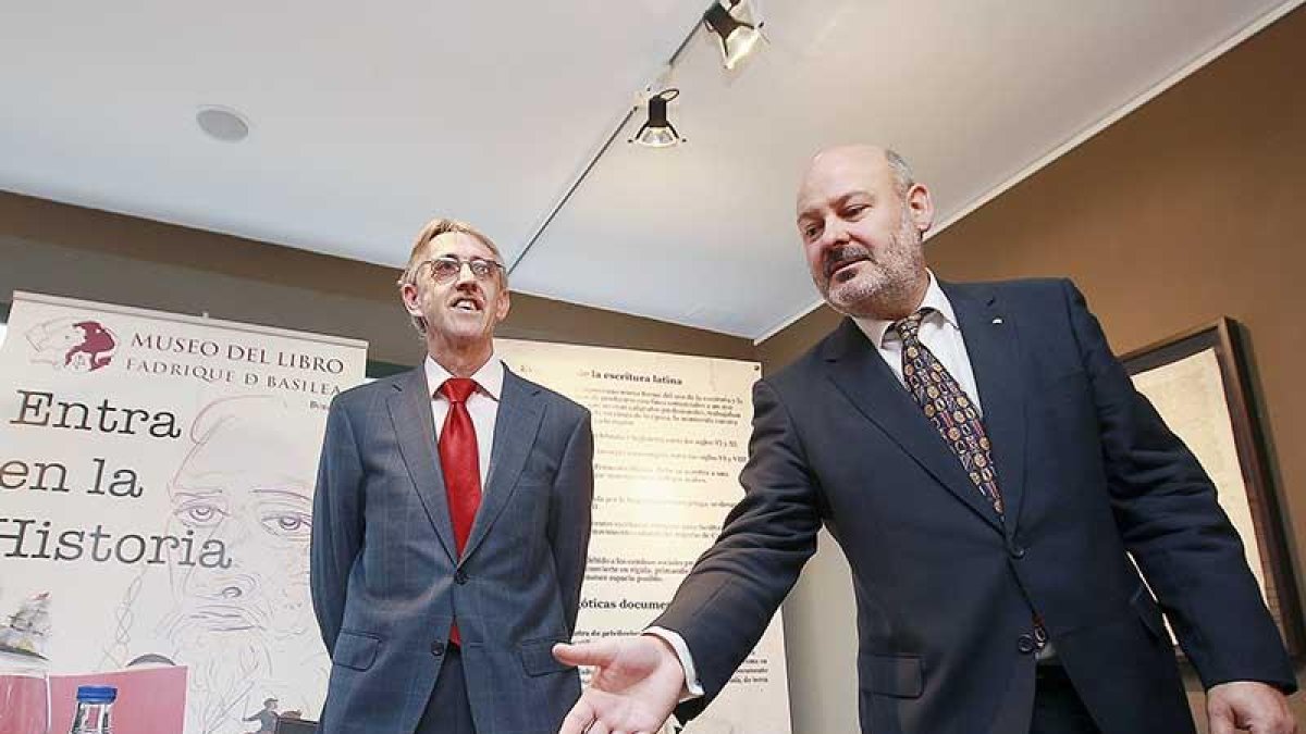 Molinero y García Gil en una presentación en el Museo del Libro.-RAÚL G. OCHOA