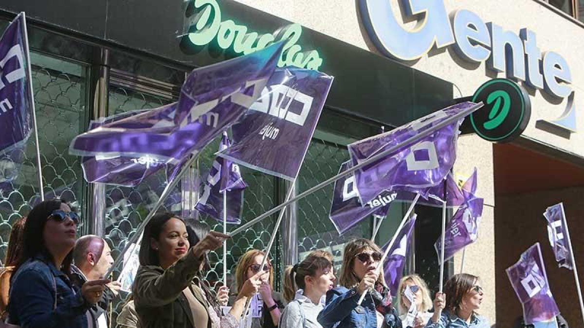 Trabajadoras de la franquicia de cosmética se concentraron frente a la tienda de la calle Vitoria.-RAÚL G. OCHOA