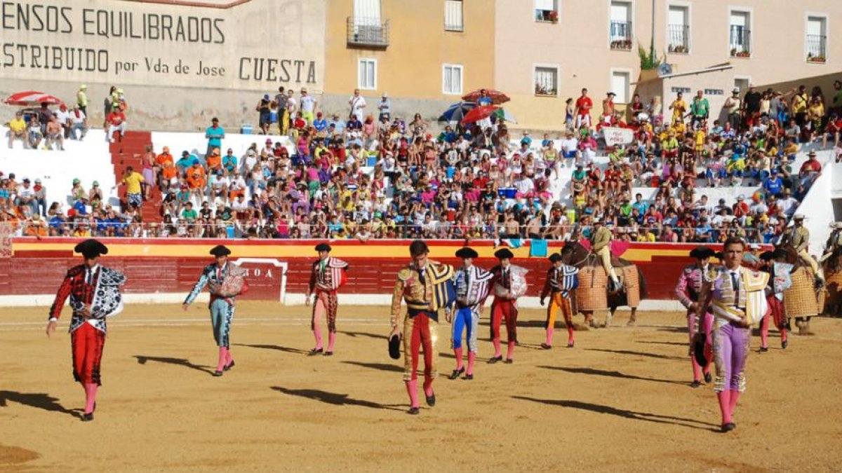 Paseíllo en la plaza de Roa en la última feria taurina de la localidad.-ECB