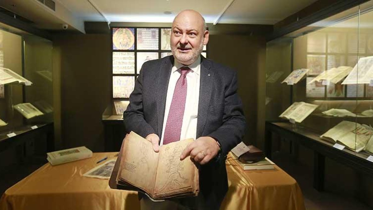 Juan José García en el interior del Museo del Libro y Museo del Cid.-RAÚL G. OCHOA