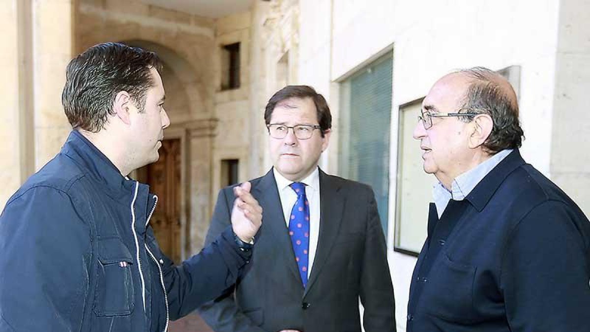 De la Rosa, Foronda y Fernández Santos conversan a la entrada del Ayuntamiento.-RAÚL G. OCHOA