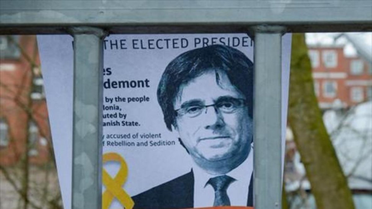 Un retrato de Puigdemont tras de la valla de la prisión de Neumünster, ayer-AXEL HEIMKEN / EFE