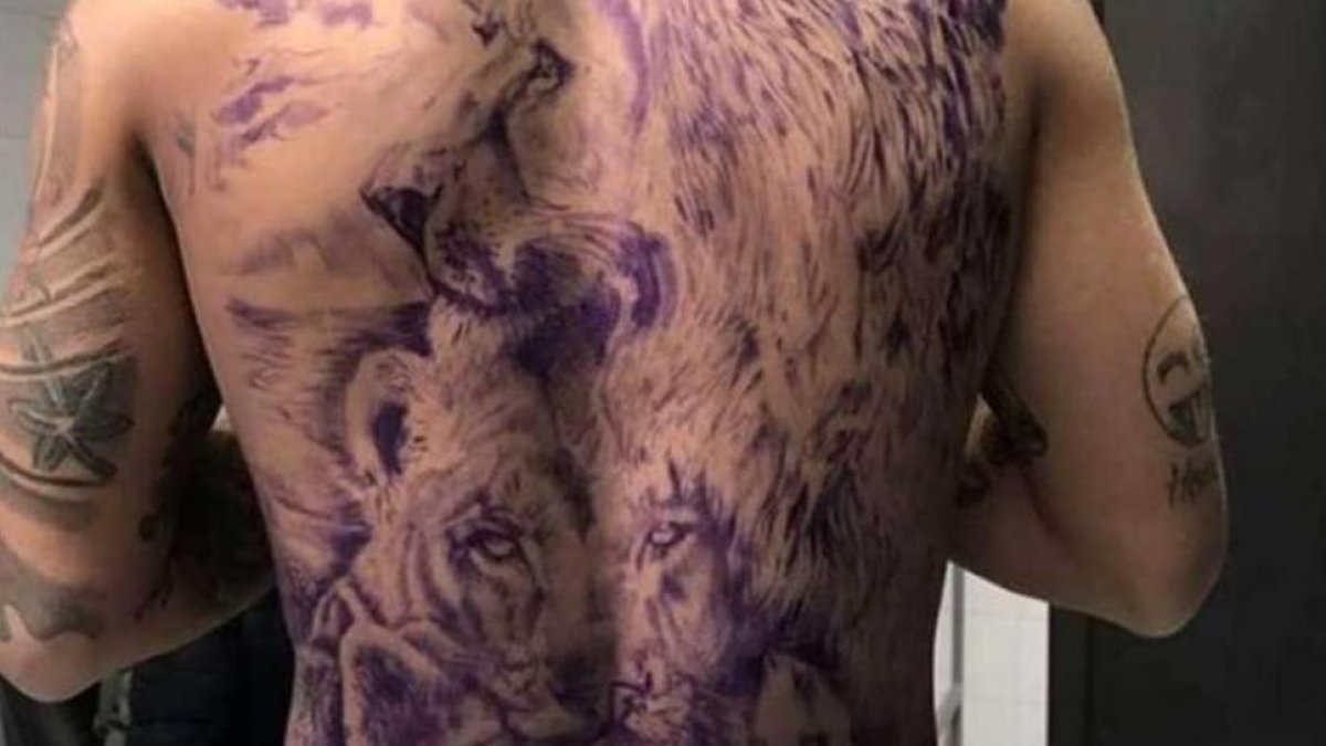 La espectacular espalda de Lorenzo Insigne tras el tatuaje de toda una familia de leones.-/ FACEBOOK ENZO BRANDI TATTOOING