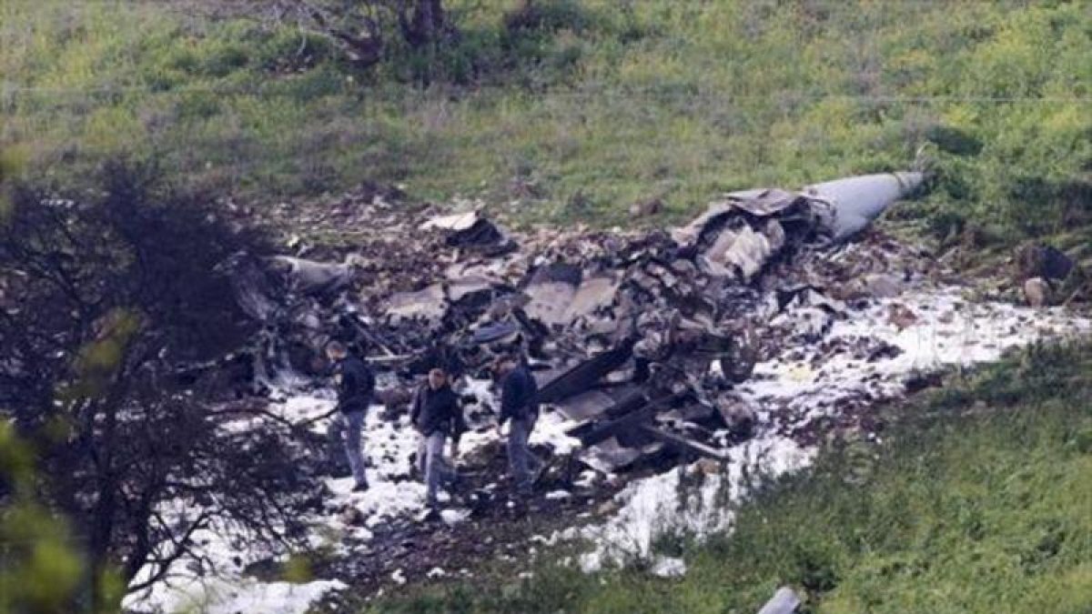 Restos de fuselaje del caza F-16 del Ejército israelí abatido por baterías antiaéreas de Asad, ayer, en el valle de Jezreel, al norte de Israel.-AP / RAMI SLUSH