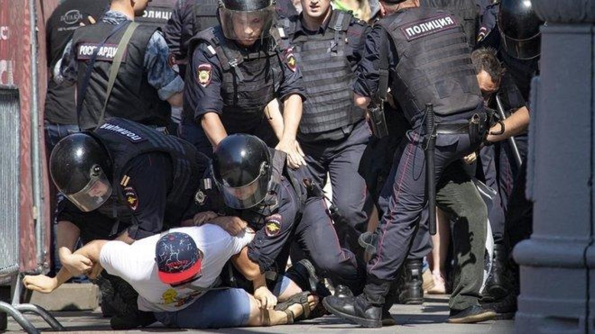 Un grupo de policías detienen a manifestantes, en la protesta del sábado en Moscú.-ALEXANDER ZEMLIANICHENKO (AP)
