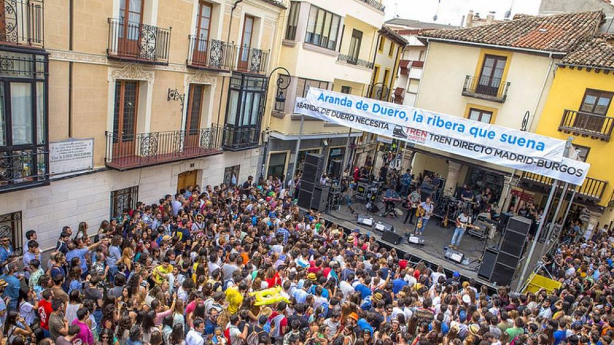 Un año más, la plaza del Trigo no decepcionó a los sonorámicos. Fiesta garantizada encima y debajo de un escenario muy reivindicativo.-ARCALLE.COM